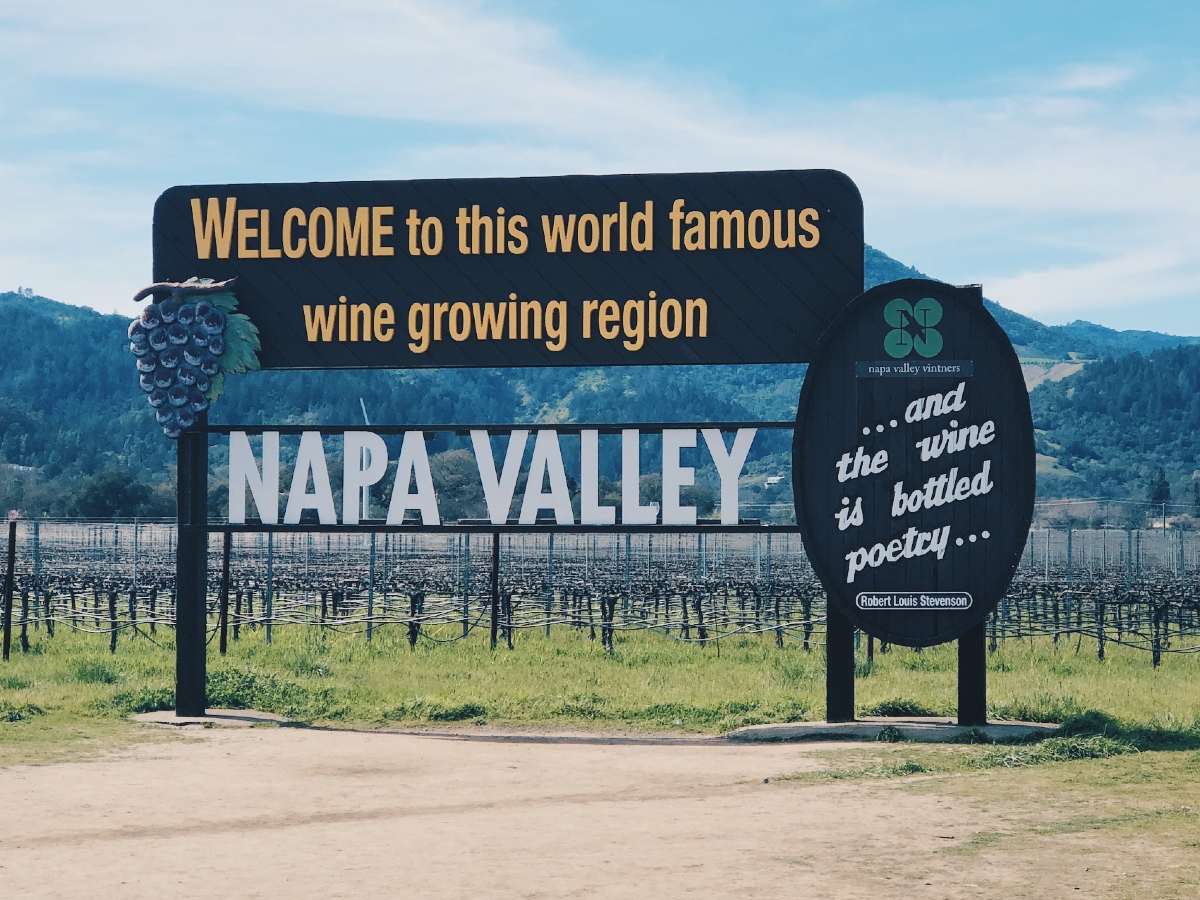 Napa Valleyn kyltti viinitarhojen edessä Kaliforniassa