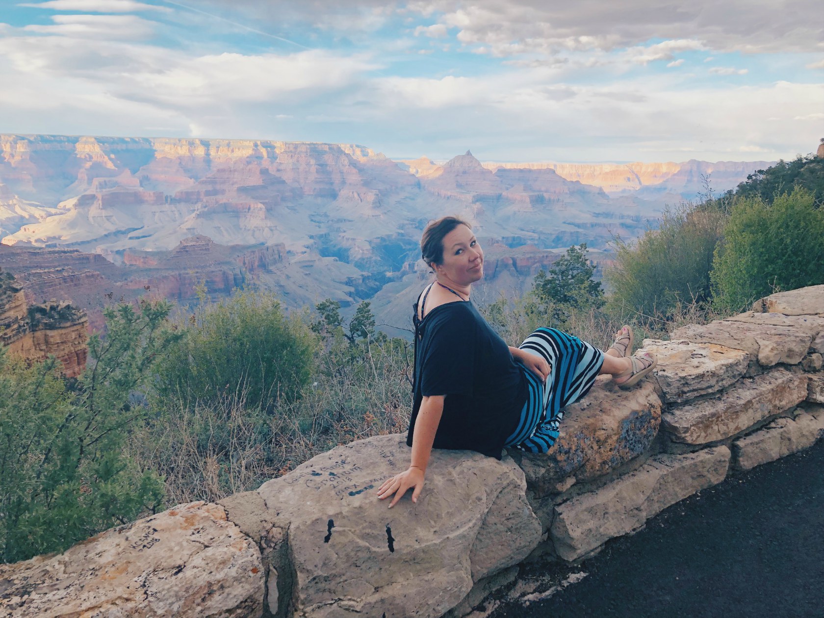 Bloggaaja Paula istumassa Grand Canyonin reunalla Arizonassa.