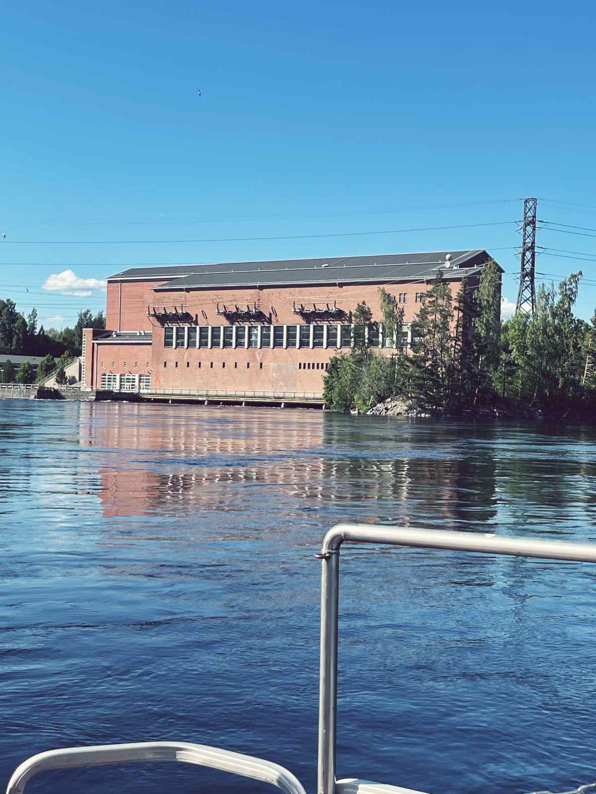 Imatran vesivoimalaitos Vuoksen risteilyllä nähtynä.