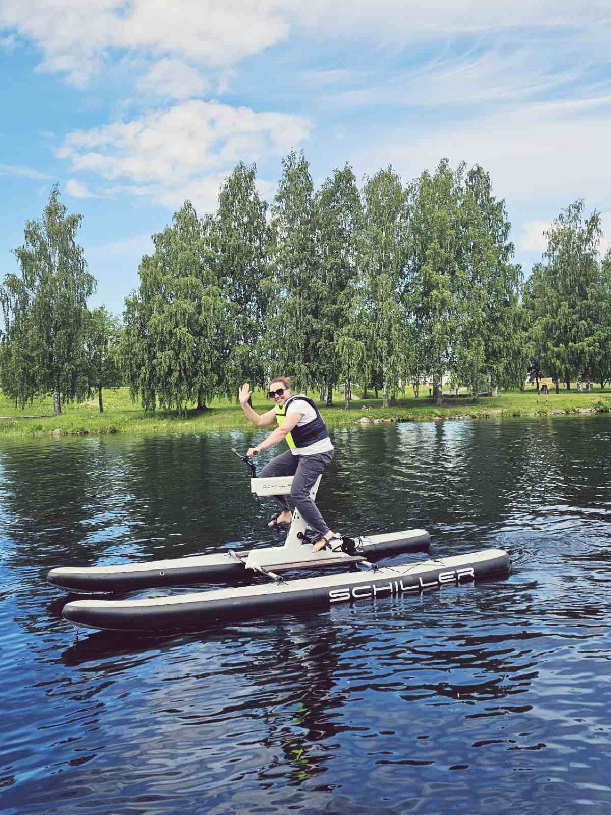 Bloggaaja Paula vesipyöräilemässä Vuoksen kalastuspuistossa.