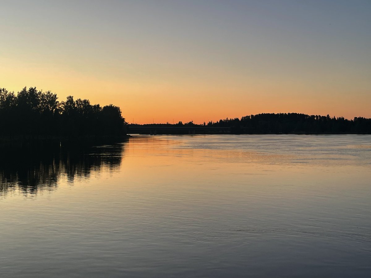Vuoksi auringonlaskun aikaan Imatralla.