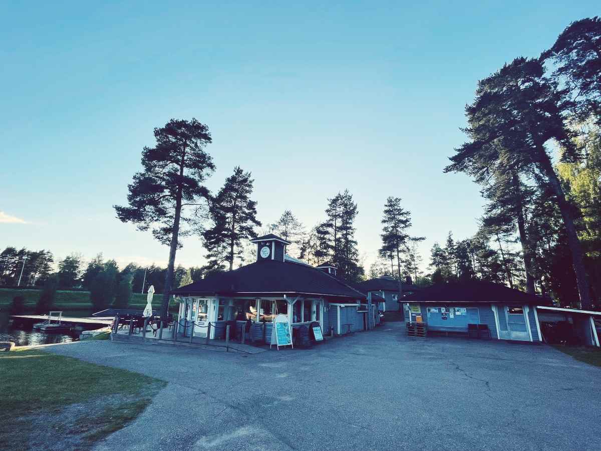 Vuoksen kalastuspuiston päärakennukset Imatralla.