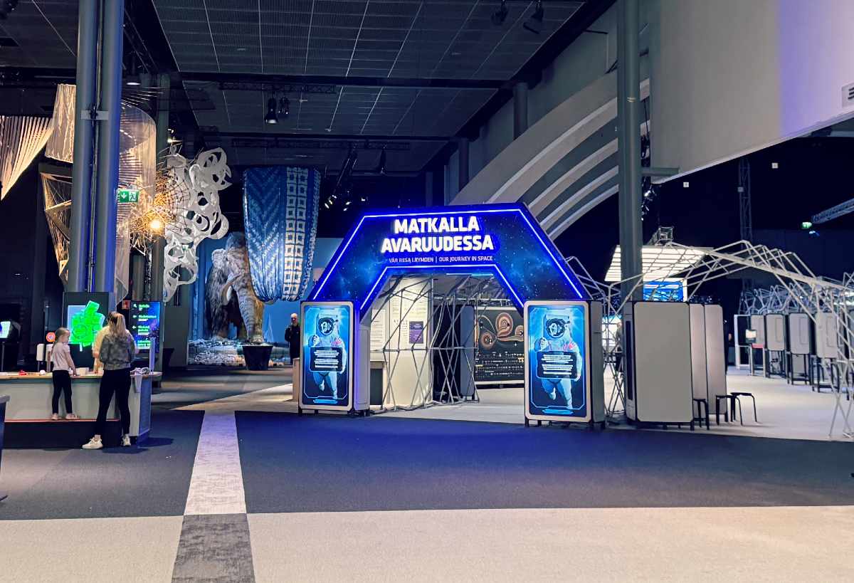 Matkalla avaruudessa -näyttelyn portti Tiedekeskus Heurekassa