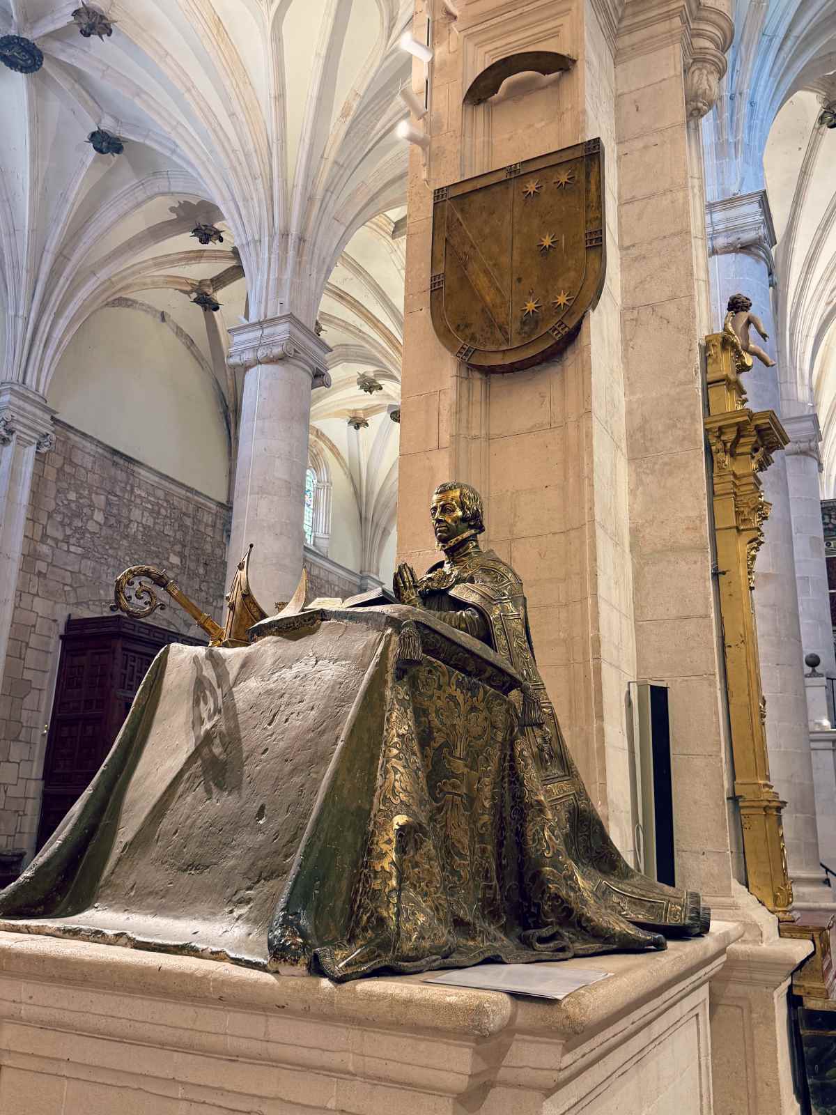 Arkkipiispa Cristóbal de Rojas y Sandovalin rukoileva patsas Pyhän Pietarin kollegiaattikirkossa Espanjan Lermassa.