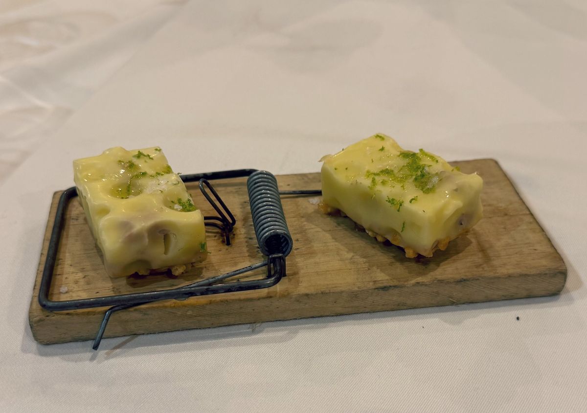 Juuston ja hiirenloukun näköinen tapas Los Zagales -ravintolassa Espanjan Valladolidissa.